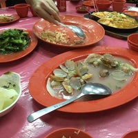 Photo taken at Ban Leong Wah Hoe Seafood by Jamie S. on 2/5/2017