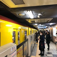 Photo taken at 青山一丁目駅 1-2番線ホーム by Shin-Nosuke F. on 2/19/2019