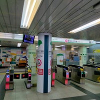 Photo taken at Nishi-shinjuku-gochome Station (E29) by Shin-Nosuke F. on 6/9/2022
