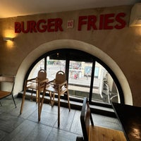 Foto tomada en Burger and Fries  por 𝔇 el 8/12/2023