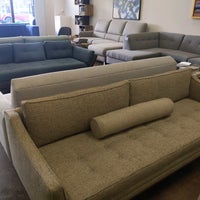Foto tirada no(a) Sofa Creations por Misha Z. em 8/30/2021