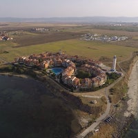 Foto diambil di Marina Cape 4* Holiday Complex oleh Viktor T. pada 9/2/2018