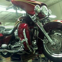 รูปภาพถ่ายที่ Redstone Harley-Davidson โดย Martin B. เมื่อ 9/21/2012