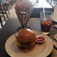 Foto scattata a The Burger Palace da Binky M. il 9/6/2019