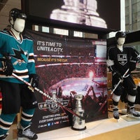 Das Foto wurde bei NHL Store NYC von Maria G. am 5/23/2013 aufgenommen