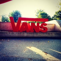 Скейт парк vans off the Wall