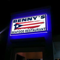 รูปภาพถ่ายที่ Benny&amp;#39;s Seafood Restaurant 1 โดย Carlos M. เมื่อ 10/6/2011