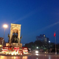 รูปภาพถ่ายที่ Taksim Gezi Parkı โดย Erkan K. เมื่อ 5/1/2015