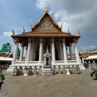 Photo taken at พระวิหาร วัดอรุณราชวราราม by Gilbert G. on 10/19/2023