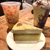 Photo taken at The Coffee Bean &amp;amp; Tea Leaf by Gilbert G. on 9/10/2018