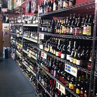 รูปภาพถ่ายที่ New Beer Distributors โดย Matt L. เมื่อ 10/2/2013