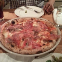 Das Foto wurde bei Tutta Bella Neapolitan Pizzeria von Shirl G. am 4/27/2013 aufgenommen