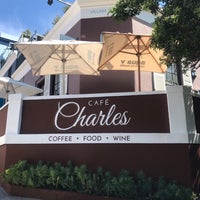 รูปภาพถ่ายที่ Café Charles โดย Justine B. เมื่อ 5/14/2019