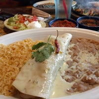 Foto diambil di La Parrilla Mexican Restaurant oleh Idalia R. pada 3/31/2018
