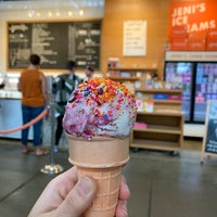 Снимок сделан в Jeni&amp;#39;s Splendid Ice Creams пользователем Karen H. 4/8/2019