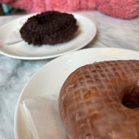 Photo taken at 49th Parallel &amp;amp; Lucky&amp;#39;s Doughnuts by Dilara 🐰 on 3/26/2024