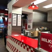 Снимок сделан в Five Guys пользователем Aldas G. 1/8/2017