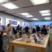 Photo taken at Apple Bentall Centre by Stuart C. on 8/19/2022