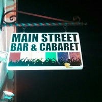 Foto tomada en MAIN STREET Bar &amp;amp; Cabaret  por Debbie H. el 7/4/2016