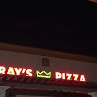 Foto tirada no(a) Ray&amp;#39;s Pizza por musedandamused em 1/17/2020