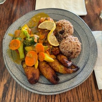 Foto diambil di Coconuts Caribbean Restaurant &amp;amp; Bar oleh Kai C. pada 11/9/2023