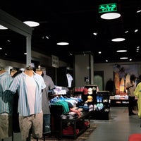 hollister kings plaza number
