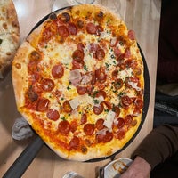 Foto scattata a Mootz Pizzeria + Bar da A.C W. il 12/26/2021