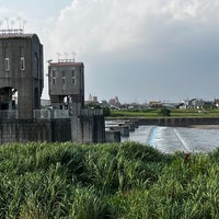 Photo taken at 二ヶ領宿河原堰堤 by monchhichi™ on 6/25/2023