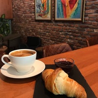 Foto scattata a Cosmo. Coffee Company da Burak Ö. il 6/17/2019