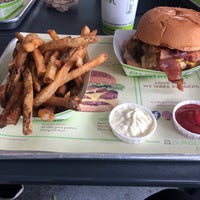 Foto tirada no(a) BurgerFi por D C. em 6/4/2019