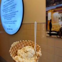 Photo taken at Van Leeuwen Ice Cream by Ghaida✨ on 5/5/2023