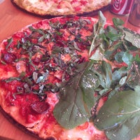 รูปภาพถ่ายที่ The Upper Crust Pizzeria โดย Burak K. เมื่อ 4/30/2013