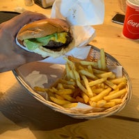Photo taken at Tommi&amp;#39;s Burger Joint by Raed A. on 8/18/2019