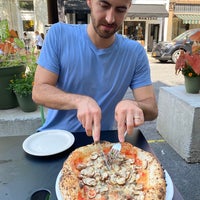 Снимок сделан в Oak Pizzeria Napoletana пользователем Rachel T. 7/17/2021