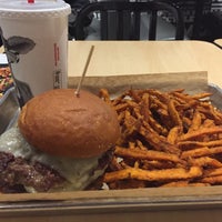 Foto diambil di MOOYAH Burgers, Fries &amp;amp; Shakes oleh Michael F. pada 12/14/2016