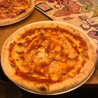 Das Foto wurde bei Drugie Dno Ochota - Multitap Pizza - Pub von Kuba J. am 11/14/2023 aufgenommen