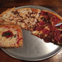 Das Foto wurde bei Brickhouse Pizzeria von Yecid S. am 5/3/2015 aufgenommen