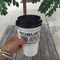 Foto tirada no(a) Robust Coffee Lounge por Kat P. em 7/22/2015