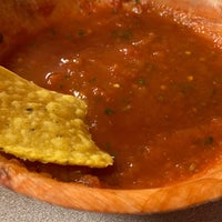 Foto scattata a Fogatas Authentic Mexican Food da Lee R. il 10/2/2021