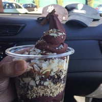 Photo taken at Berry Divine Acai Bowls by Rizzo S. on 3/14/2017