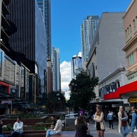 รูปภาพถ่ายที่ Queen Street Mall โดย Claire . เมื่อ 8/27/2022