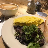 Photo taken at Le Pain Quotidien by mAlQahtani⚜️. on 4/12/2021