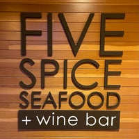 Foto scattata a Five Spice Seafood + Wine Bar da Sterling il 2/22/2022