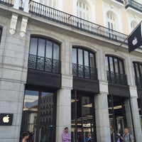 Photo taken at Apple Puerta del Sol by Mohd Zulazreen M. on 5/11/2015