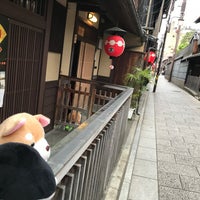 Photo taken at Hanami-koji Street by 納盛 on 4/29/2023