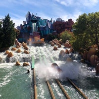 Photo taken at Dudley Do-Right&amp;#39;s Ripsaw Falls by Matthias B. on 11/18/2019