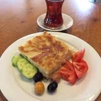 Foto tomada en Sini Ev Boregi - Baklava &amp;amp; Kafeterya  por Damla Ç. el 5/30/2016