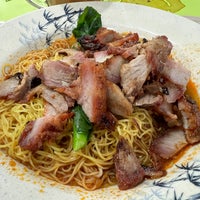 Photo taken at Wah Kee Noodles 華記麺食品 by Ah Leong S. on 3/31/2023