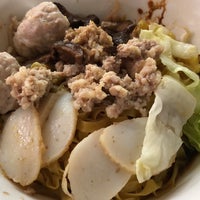 Photo taken at Punggol Noodles 榜鹅肉脞面 by Ah Leong S. on 9/11/2018