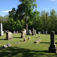 รูปภาพถ่ายที่ Mount Olivet Funeral Home &amp;amp; Cemetery โดย Ruth B. เมื่อ 4/29/2013